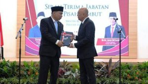 Menteri Koperasi dan UKM Republik Indonesia periode 2019-2024, Teten Masduki, secara resmi menyerahkan tongkat estafet kepemimpinannya kepada Menteri Koperasi Periode 2024-2029, Budi Arie Setiadi, pada hari Senin, tanggal 21 Oktober 2024, di Kantor Kementerian Koperasi, Jakarta. (foto : kemenkopukm.go.id)