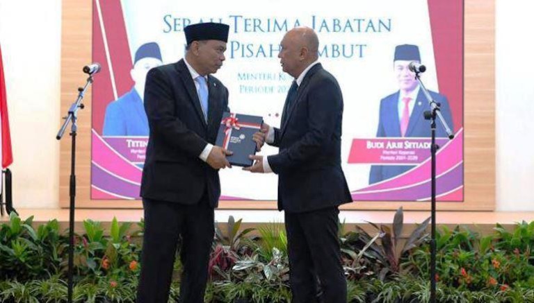 Menteri Koperasi dan UKM Republik Indonesia periode 2019-2024, Teten Masduki, secara resmi menyerahkan tongkat estafet kepemimpinannya kepada Menteri Koperasi Periode 2024-2029, Budi Arie Setiadi, pada hari Senin, tanggal 21 Oktober 2024, di Kantor Kementerian Koperasi, Jakarta. (foto : kemenkopukm.go.id)