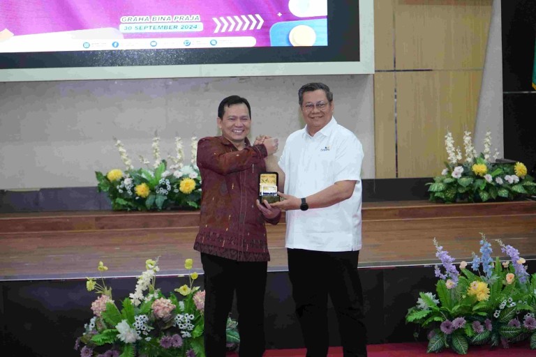 Elen Setiadi menghadiri penyerahan Bantuan CSR berupa Bantuan Pembangunan Sekolah, Bantuan Pendidikan kepada Anak TNI dan Polri dan Bantuan Sembako oleh PT. Taspen (Persero) Kantor Cabang Palembang dan Indonesia Financial Group (IFG) bertempat di Ruang Rapat Bina Praja, Senin, (30/9/2024).