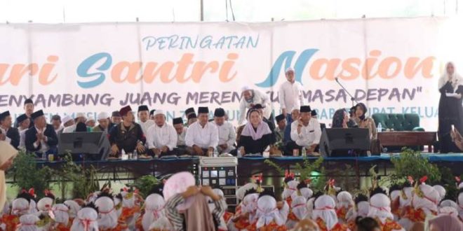 Hj. Lucianty dan H. Syaparuddin, Calon Bupati dan Calon Wakil Bupati Kabupaten Musi Banyuasin Periode 2025-2030 Nomor Urut 1, Menghadiri Acara Peringhatan Hari Santri Nasional Tahun 2024 di Pondok Pesantren Hidayatul Fudhola, Kecamatan Sungai Lilin, pada hari Kamis, tanggal 24 Oktober 2024. (foto : Tri Ricki Yakub)
