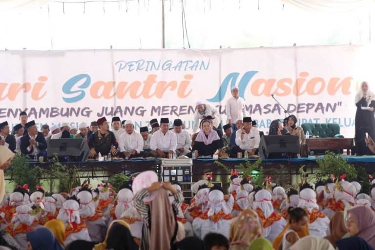 Hj. Lucianty dan H. Syaparuddin, Calon Bupati dan Calon Wakil Bupati Kabupaten Musi Banyuasin Periode 2025-2030 Nomor Urut 1, Menghadiri Acara Peringhatan Hari Santri Nasional Tahun 2024 di Pondok Pesantren Hidayatul Fudhola, Kecamatan Sungai Lilin, pada hari Kamis, tanggal 24 Oktober 2024. (foto : Tri Ricki Yakub)