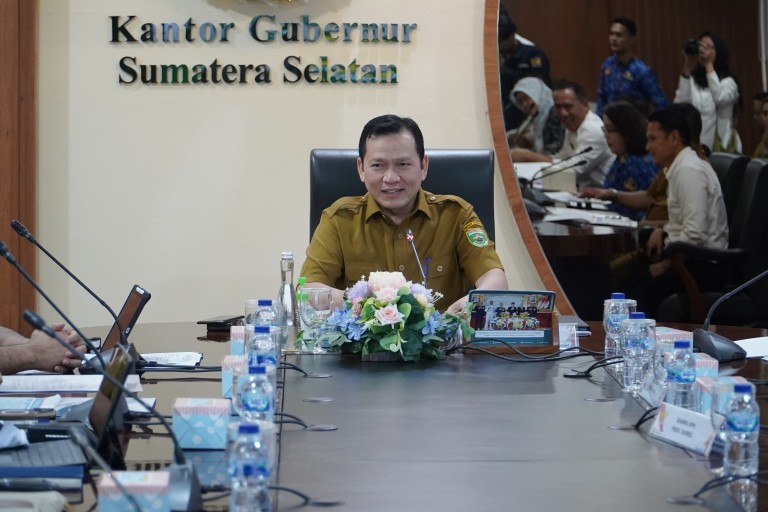 Elen Setiadi, SH. M.S.E memimpin langsung rapat Persiapan Penandatanganan MoU Proyek Strategis Nasional (PSN) Lahan Rawa Pasang Surut Tanah Mineral dan Rawa Lebak Tanah Mineral di Provinsi Sumsel di Ruang Rapat Gubernur, Selasa (1/10) siang.