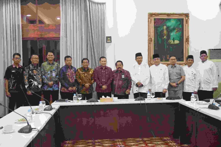 Elen Setiadi menerima Panitia Pelaksana Muktamar VI DPP Kerukunan Keluarga Palembang (KKP) dalam rangka akan melaksanakan Muktamar Kerukunan Keluarga Palembang ke VI Tahun 2024 di Ruang Rapat Griya Agung, Jumat, (18/10/2024).