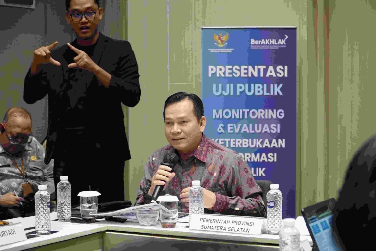 Elen Setiadi menyampaikan presentasi Uji Publik yang di selenggarakan oleh Komisi Informasi Pusat RI. Jakarta, Selasa (12/11/2024).