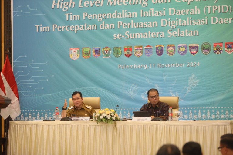 Elen Setiadi mengikuti Rapat Koordinasi Pengendalian Inflasi di Daerah Tahun 2024 di selenggarakan oleh Kementeriam Dalam Negeri RI secara virtual bertempat si Ballroom Hotel Santika Premiere Bandara Palembang, Senin (11/11/2024).