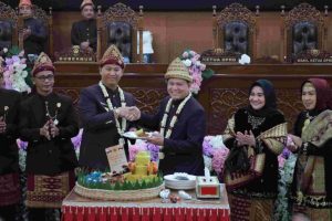 Elen Setiadi didampingi Pj. Ketua TP-PKK Provinsi Sumsel, Melza Elen Setiadi menghadiri Rapat Paripurna Istimewa VIII Kabupaten Muara Enim dalam rangka memperingati Hari Jadi Kabupaten Muara Enim ke 78 Tahun 2024. Rapat dipimpin oleh Ketua DPRD Kabupaten Muara Enim, Deddy Arianto Sutopo, S.Pd, bertempat di Ruang Rapat Paripurna DPRD Kab. Muara Enim, Rabu (20/11/2024).