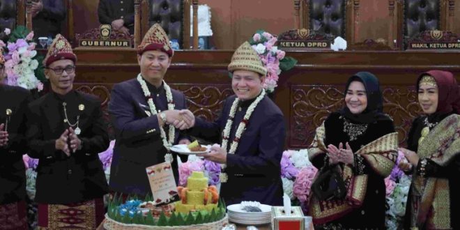 Elen Setiadi didampingi Pj. Ketua TP-PKK Provinsi Sumsel, Melza Elen Setiadi menghadiri Rapat Paripurna Istimewa VIII Kabupaten Muara Enim dalam rangka memperingati Hari Jadi Kabupaten Muara Enim ke 78 Tahun 2024. Rapat dipimpin oleh Ketua DPRD Kabupaten Muara Enim, Deddy Arianto Sutopo, S.Pd, bertempat di Ruang Rapat Paripurna DPRD Kab. Muara Enim, Rabu (20/11/2024).