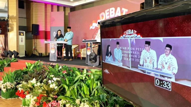 Calon Bupati (Cabup) dan Calon Wakil Bupati (Cawabup) Kabupaten Musi Banyuasin (Muba) Periode 2025-2030, Hj. Lucianty dan H. Syaparuddin, mengikuti Debat Publik Pertama yang digelar oleh Komisi Pemilihan Umum Daerah (KPUD) Kabupaten Muba, pada hari Kamis malam, tanggal 31 Oktober 2024