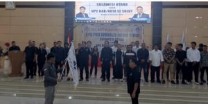 Ketum DPP PJS Mahmud Marhaba saat menyerahkan Pataka DPD Sulut pada Pelantikan DPD Sulut dan DPC se Sulut, Selasa (05/11/2024) di Graha Gubernuran Sulut.