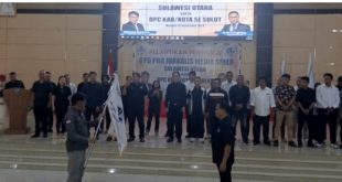 Ketum DPP PJS Mahmud Marhaba saat menyerahkan Pataka DPD Sulut pada Pelantikan DPD Sulut dan DPC se Sulut, Selasa (05/11/2024) di Graha Gubernuran Sulut.