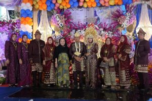 Hj Lucianty calon Bupati Kabupaten Musi Banyuasin nomor urut 1 menghadiri Tasyukuran Khitanan Kemas Naufal Arwansyah Bun Uwan di Desa Lubuk Bintialo, Kecamatan Batang Hari Leko (BHL), Sabtu, 9 November 2024.