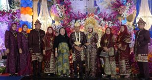 Hj Lucianty calon Bupati Kabupaten Musi Banyuasin nomor urut 1 menghadiri Tasyukuran Khitanan Kemas Naufal Arwansyah Bun Uwan di Desa Lubuk Bintialo, Kecamatan Batang Hari Leko (BHL), Sabtu, 9 November 2024.