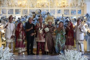 Hj Lucianty calon Bupati Kabupaten Musi Banyuasin nomor urut 1 hadiri Resepsi Pernikahan Angelina dan M Hesa Juliano Putra di Desa Gajah Mati, Kecamatan Babat Supat, Minggu 10 November 2024.
