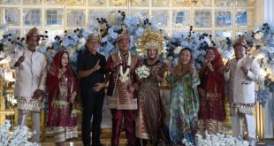 Hj Lucianty calon Bupati Kabupaten Musi Banyuasin nomor urut 1 hadiri Resepsi Pernikahan Angelina dan M Hesa Juliano Putra di Desa Gajah Mati, Kecamatan Babat Supat, Minggu 10 November 2024.