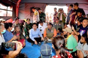 Wakil Presiden Republik Indonesia Gibran Rakabuming didampingi Panglima TNI Agus Subiyanto, dan Kepala BNPB Suharyanto meninjau lokasi pos pengungsian di Konga, Kecamatan Titehena, Kabupaten Flores Timur, Nusa Tenggara Timur, pada Kamis (14/11/2024)/ dok. BNPB.