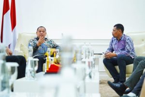 H Sandi Fahlepi menerima audiensi dari jajaran Pengurus Panitia Natal Gereja Protestan Injili Nusantara (GPIN) Serasan Sekate Sekayu, Kamis (21/11/2024) di Ruang Audiensi Bupati.