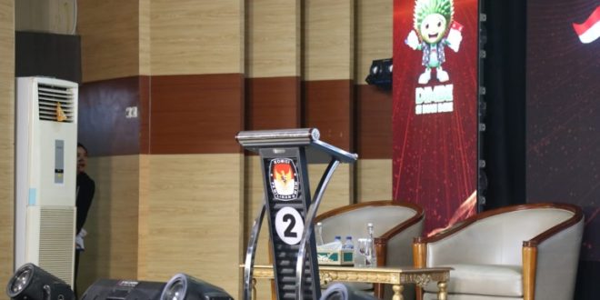 Aksi Walk Out yang dilakukan paslon Toha-Rohman saat mengikuti Debat Publik Kedua, Rabu (20/11/2024) malam di Gedung Dharma Wanita Sekayu menimbulkan sejumlah spekulasi.