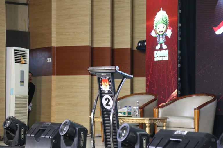 Aksi Walk Out yang dilakukan paslon Toha-Rohman saat mengikuti Debat Publik Kedua, Rabu (20/11/2024) malam di Gedung Dharma Wanita Sekayu menimbulkan sejumlah spekulasi.