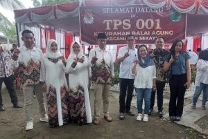 Lucianty-Dr Syaparuddin kompak mencoblos di TPS 001 Kelurahan Balai Agung Kecamatan Sekayu, Rabu (27/11/2024) pagi.