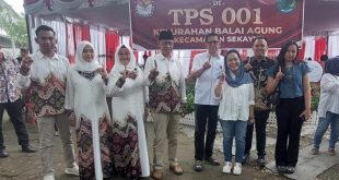 Lucianty-Dr Syaparuddin kompak mencoblos di TPS 001 Kelurahan Balai Agung Kecamatan Sekayu, Rabu (27/11/2024) pagi.