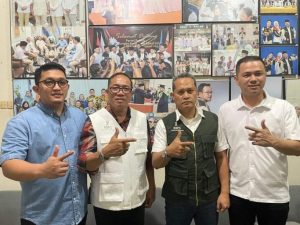 Ketua Tim Pemenangan Pasangan Ratu Dewa dan Prima Salam, Ahmad Zulianto, kepada awak media yang didampingi Ketua Tim Advokasi (Dhabi K Gumayra), Sekretaris DPC Partai Gerindra (Hari Apriansyah), dan Budi Mulya, pada hari Kamis, tanggal 28 November 2024.
