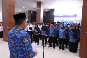 Penjabat (Pj.) Wali Kota Lubuk Linggau, H. Koimudin, memimpin Apel Gabungan Pembinaan Netralitas Aparatur Sipil Negara (ASN) di lingkungan Pemerintah Kota (Pemkot) Lubuklinggau tahun 2024, di Perkantoran Pemerintah Kota (Pemkot) Wali Kota Lubuk Linggau, pada hari Kamis, tanggal 21 November 2024.
