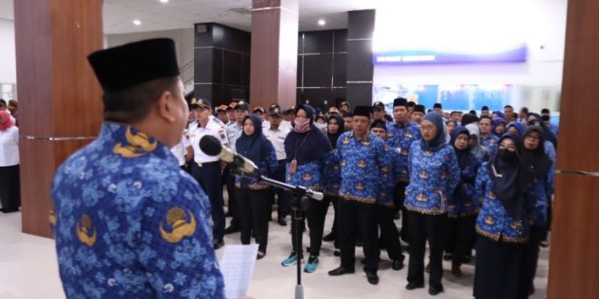Penjabat (Pj.) Wali Kota Lubuk Linggau, H. Koimudin, memimpin Apel Gabungan Pembinaan Netralitas Aparatur Sipil Negara (ASN) di lingkungan Pemerintah Kota (Pemkot) Lubuklinggau tahun 2024, di Perkantoran Pemerintah Kota (Pemkot) Wali Kota Lubuk Linggau, pada hari Kamis, tanggal 21 November 2024.