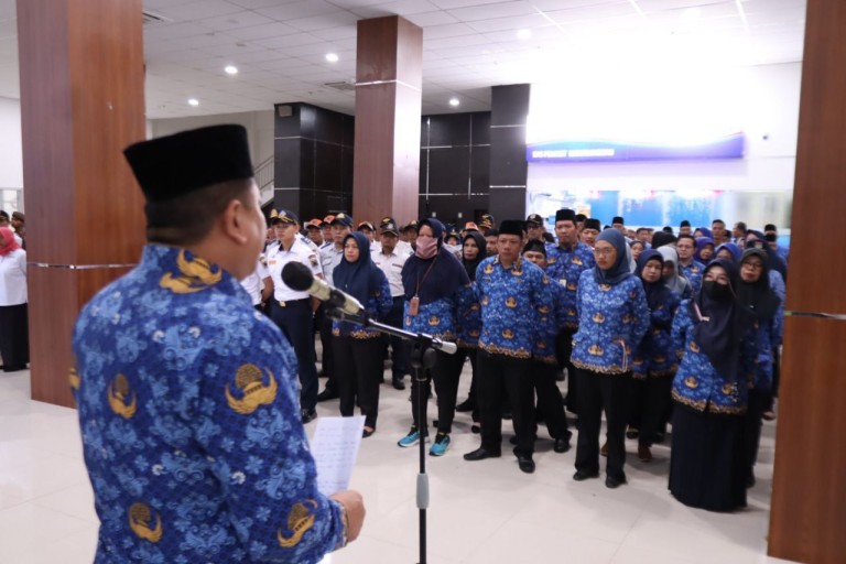 Penjabat (Pj.) Wali Kota Lubuk Linggau, H. Koimudin, memimpin Apel Gabungan Pembinaan Netralitas Aparatur Sipil Negara (ASN) di lingkungan Pemerintah Kota (Pemkot) Lubuklinggau tahun 2024, di Perkantoran Pemerintah Kota (Pemkot) Wali Kota Lubuk Linggau, pada hari Kamis, tanggal 21 November 2024.