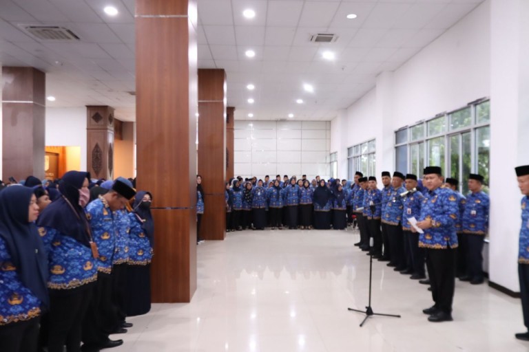 Penjabat (Pj.) Wali Kota Lubuk Linggau, H. Koimudin, memimpin Apel Gabungan Pembinaan Netralitas Aparatur Sipil Negara (ASN) di lingkungan Pemerintah Kota (Pemkot) Lubuklinggau tahun 2024, di Perkantoran Pemerintah Kota (Pemkot) Wali Kota Lubuk Linggau, pada hari Kamis, tanggal 21 November 2024.