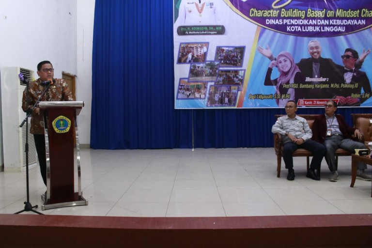 Penjabat (Pj.) Wali Kota Lubuklinggau, H. Koimudin, membuka secara resmi kegiatan seminar Character Building Based of Mindset Change di Gedung Embun Semibar Universitas PGRI Silampari (UNPARI) Lubuk Linggau, pada hari Kamis, tanggal 21 November 2024.