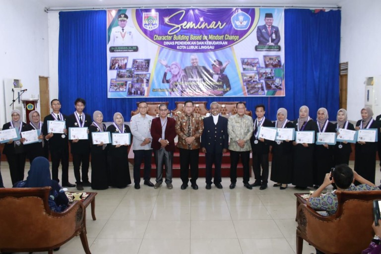 Penjabat (Pj.) Wali Kota Lubuklinggau, H. Koimudin, membuka secara resmi kegiatan seminar Character Building Based of Mindset Change di Gedung Embun Semibar Universitas PGRI Silampari (UNPARI) Lubuk Linggau, pada hari Kamis, tanggal 21 November 2024.