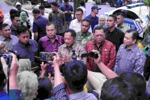 Mendagri Tito Karnavian saat meninjau Kambang Iwak di dampingi Pj Gubernur Sumsel dan Pj Wali Kota Palembang, Jumat (1/10/2025).