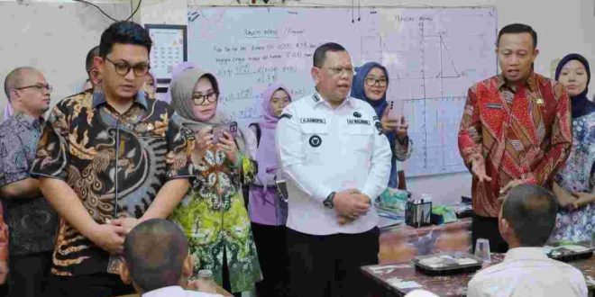 Simulasi yang dipusatkan di halaman SMP Negeri 10, Kamis (21/11/2024), ini dihadiri Penjabat (Pj) Wali Kota Palembang Ucok Abdulrauf Damenta.