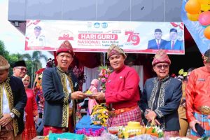 Afrizal Hasyim ikuti upacara Peringatan HGN bersama para Guru-Guru se-Kota Palembang di Halaman Kantor Dinas Pendidikan kota Palembang, Senin (25/11).