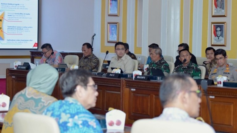 Wamenkomdigi ANgga Raka Prabowo dalam Rapat Koordinasi Kesiapan Pilkada Serentak Tahun 2024 Menjelang Pemungutan Suara (Humas Komdigi)