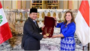 Presiden Republik Indonesia, Prabowo Subianto, dianugerahi tanda kehormatan tertinggi “Grand Cross of the Order of the Sun of Peru” oleh Pemerintah Peru di Istana Pemerintahan, Lima, pada Kamis, 14 November 2024/Foto: BPMI Setpres/Muchlis Jr