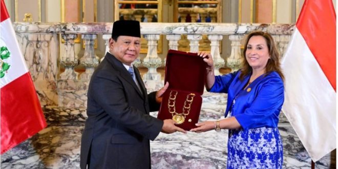 Presiden Republik Indonesia, Prabowo Subianto, dianugerahi tanda kehormatan tertinggi “Grand Cross of the Order of the Sun of Peru” oleh Pemerintah Peru di Istana Pemerintahan, Lima, pada Kamis, 14 November 2024/Foto: BPMI Setpres/Muchlis Jr