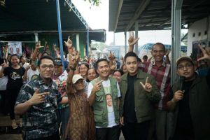 Calon Wali Kota Palembang, Ratu Dewa, mengunjungi warga yang berada di daerah Sungai Putat, yang masuk ke dalam administrasi Kelurahan Pulokerto, Kecamatan Gandus, dalam agenda kampanyenya pada hari Rabu, tanggal 13 November 2024. (foto : tim media Ratu Dewa)