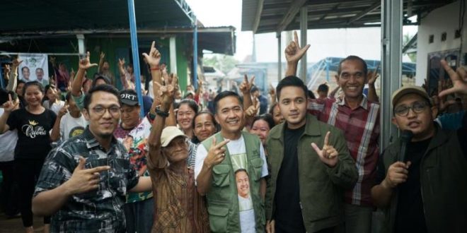 Calon Wali Kota Palembang, Ratu Dewa, mengunjungi warga yang berada di daerah Sungai Putat, yang masuk ke dalam administrasi Kelurahan Pulokerto, Kecamatan Gandus, dalam agenda kampanyenya pada hari Rabu, tanggal 13 November 2024. (foto : tim media Ratu Dewa)