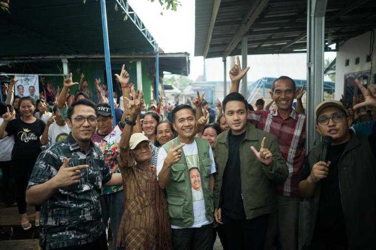 Calon Wali Kota Palembang, Ratu Dewa, mengunjungi warga yang berada di daerah Sungai Putat, yang masuk ke dalam administrasi Kelurahan Pulokerto, Kecamatan Gandus, dalam agenda kampanyenya pada hari Rabu, tanggal 13 November 2024. (foto : tim media Ratu Dewa)