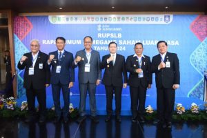 Elen Setiadi SH. M.S.E menghadiri Rapat Umum Pemegang Saham Luar Biasa (RUPSLB) PT. Bank Pembangunan Daerah Sumsel-Babel di Kantor Bank Sumsel Babel, Jakabaring, Kamis (14/11) pagi. Dalam RUPSLB itu nama Sekda Sumsel Edward Candra diusulkan menjadi Komisaris di Bank Sumsel Babel.