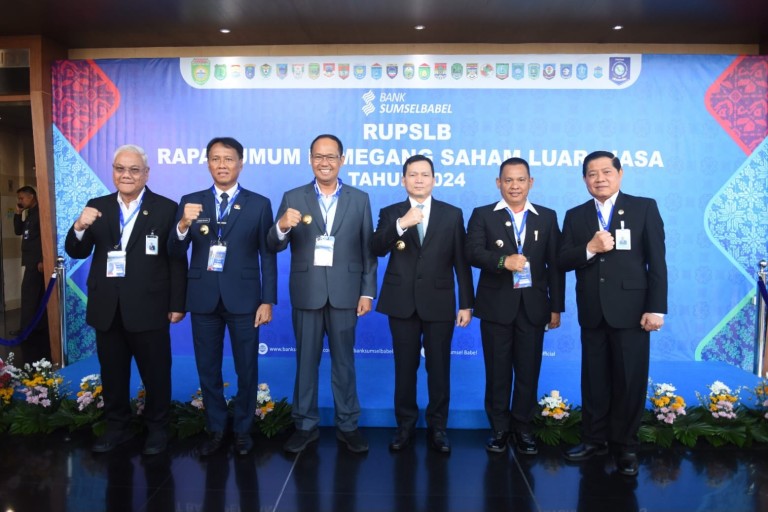 Elen Setiadi SH. M.S.E menghadiri Rapat Umum Pemegang Saham Luar Biasa (RUPSLB) PT. Bank Pembangunan Daerah Sumsel-Babel di Kantor Bank Sumsel Babel, Jakabaring, Kamis (14/11) pagi. Dalam RUPSLB itu nama Sekda Sumsel Edward Candra diusulkan menjadi Komisaris di Bank Sumsel Babel.
