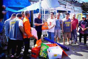 Pada Minggu pagi (3/11/2024), Penjabat Pj Bupati Muba H Sandi Fahlepi langsung turun ke lapangan melakukan pengecekan terhadap pohon tumbang yang disebabkan oleh hujan deras di sertai angin kencang yang terjadi pada sabtu sore kemarin.