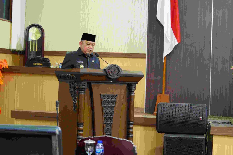 H. Sandi Fahlepi menghadiri rapat paripurna masa persidangan I Rapat ke-6 yang berlangsung di Gedung DPRD Kabupaten Muba, Senin (11/11/2024).