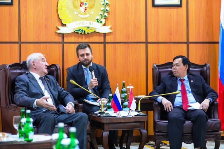 Ketua Dewan Perwakilan Daerah Republik Indonesia, Sultan B. Najamudin, saat menerima Kunjungan pimpinan serta anggota Komisi Pertahanan dan Keamanan Senat Rusia pada hari Selasa, tanggal 12 November 2024, di ruang delegasi Pimpinan DPD, Senayan, Jakarta. (foto : dpd.go.id)