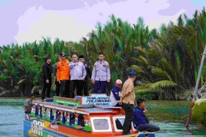 Sandi Fahlepi, melakukan tinjauan langsung terhadap layanan penyebrangan sementara pasca robohnya Jembatan P6 Lalan. Dalam kunjungan ini, beliau menggunakan speedboat setelah menghadiri Panen Raya Jagung di Desa Purwa Agung bersama PJ Ketua TP PKK Muba, Hj. Triana Sandi Fahlepi, pada Jumat, 15 November 2024.