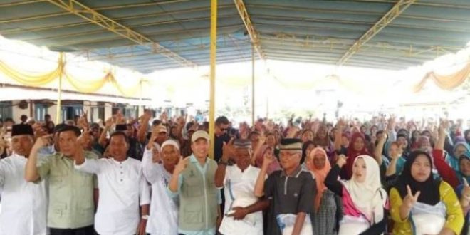 Calon Wali Kota Palembang, Ratu Dewa, bersama warga Keramasan, Kecamatan Kertapati, hari Jum'at, tanggal 15 November 2024. (foto : Tim Media RDPS)