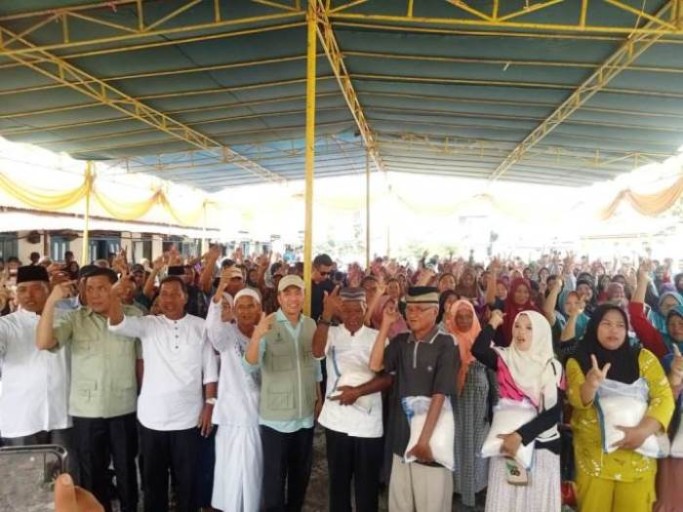 Calon Wali Kota Palembang, Ratu Dewa, bersama warga Keramasan, Kecamatan Kertapati, hari Jum'at, tanggal 15 November 2024. (foto : Tim Media RDPS)