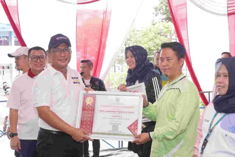 Hari Ulang Tahun Rumah Sakit Umum Daerah (RSUD) Sekayu Kabupaten Musi Banyuasin ke-87 dan Hari Kesehatan Nasional (HKN) ke-60. Di gelarnya senam bersama, Jum'at (22/11/2024) di Lapangan Eks Akper RSUD Sekayu.