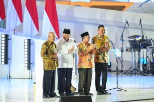 Presiden Republik Indonesia Prabowo Subianto dan Menteri Pendidikan Dasar dan Menegah (Mendikdasmen) Abdul Mu'ti puncak peringatan Hari Guru Nasional 2024 di Jakarta International Velodrome, Jakarta (Foto: Dok Kemendikdasmen)